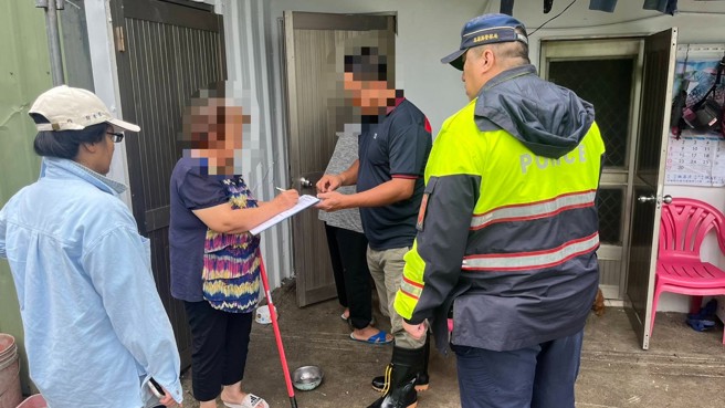 新城警分局联合军警消11日紧急动员，深入太鲁阁各村落执行预防性撤离。（图／简铭柱翻摄）