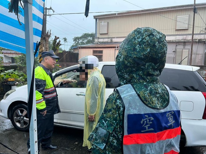 新城警分局联合军警消11日紧急动员，深入太鲁阁各村落执行预防性撤离。（图／简铭柱翻摄）