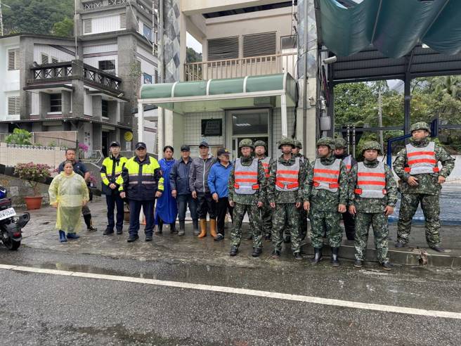 新城警分局联合军警消11日紧急动员，深入太鲁阁各村落执行预防性撤离。（图／简铭柱翻摄）