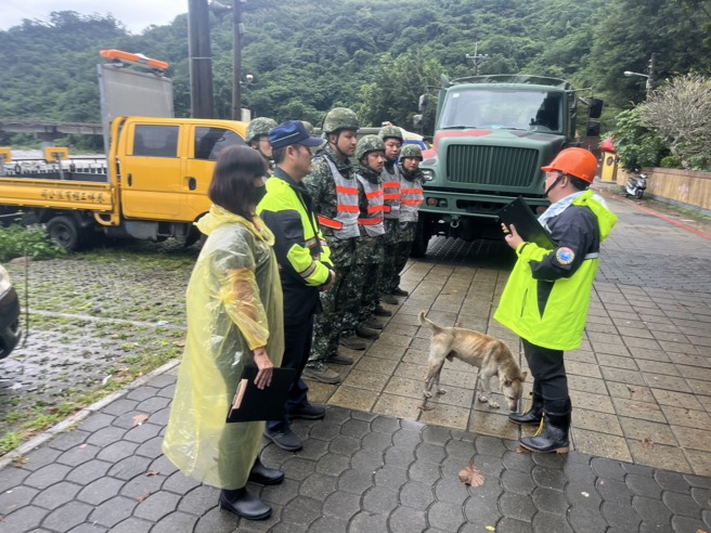 新城警分局联合军警消11日紧急动员，深入太鲁阁各村落执行预防性撤离。（图／简铭柱翻摄）