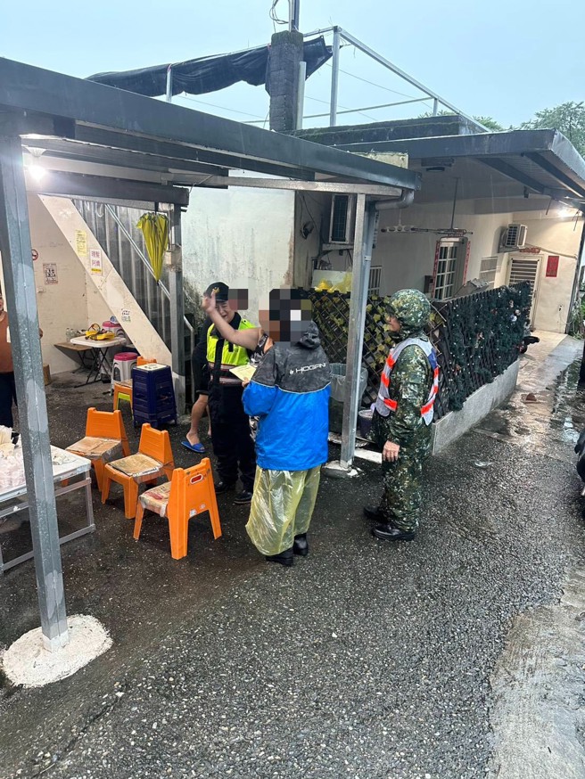 新城警分局联合军警消11日紧急动员，深入太鲁阁各村落执行预防性撤离。（图／简铭柱翻摄）