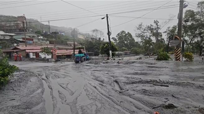 花蓮馬太鞍溪水暴漲後夾帶大量泥沙循堤防尾端缺口溢流進萬榮鄉明利村。（民眾提供／羅亦晽花蓮傳真）