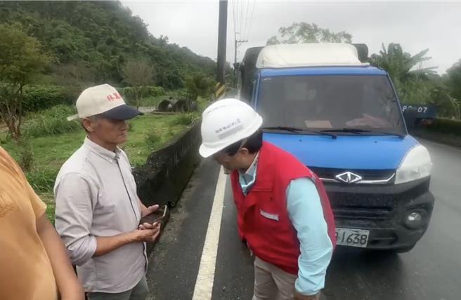 水利署長林元鵬（右一）今天下午到花蓮萬榮鄉明利村會勘，並向村長林萬成（左）鞠躬致歉。（民眾提供／羅亦晽花蓮傳真）