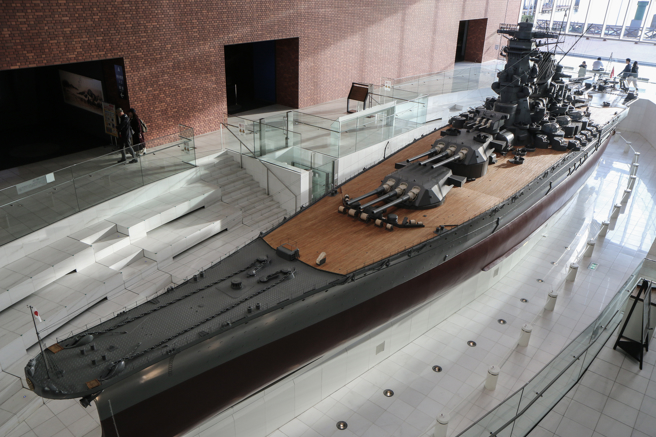 日本吳港市海事博物館的大和號戰艦模型，大和號戰艦被譽為戰鬥艦的顛峰之作。然而海軍作戰已走向空中立體化時代，戰艦的巨砲變得無用武之地。(圖/shutterstock)