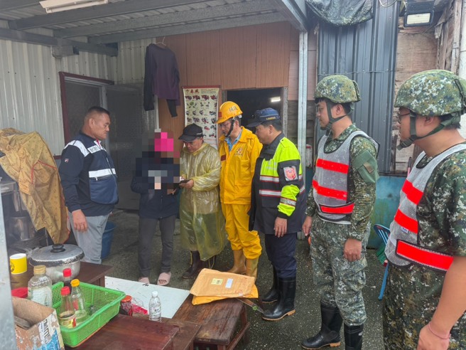 吉安分局不敢大意，11日清晨接獲氣象署警報後，立即啟動防災機制，轄內池南、銅門及水源派出所員警全員出動，會同村長、村幹事深入山區部落，展開預防性撤離行動。（圖／簡銘柱翻攝）