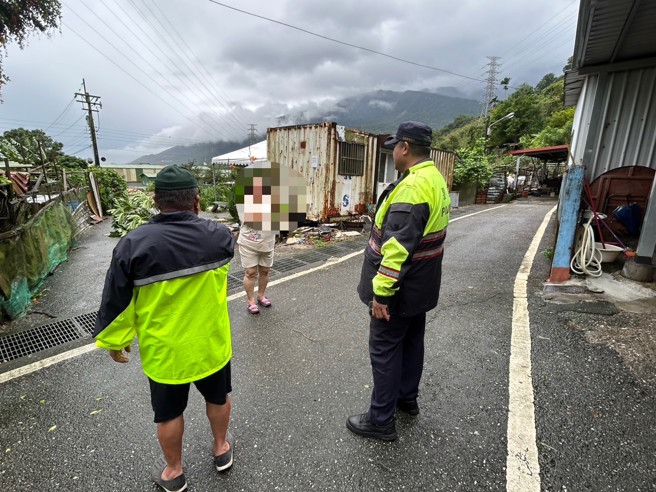 吉安分局不敢大意，11日清晨接獲氣象署警報後，立即啟動防災機制，轄內池南、銅門及水源派出所員警全員出動，會同村長、村幹事深入山區部落，展開預防性撤離行動。（圖／簡銘柱翻攝）