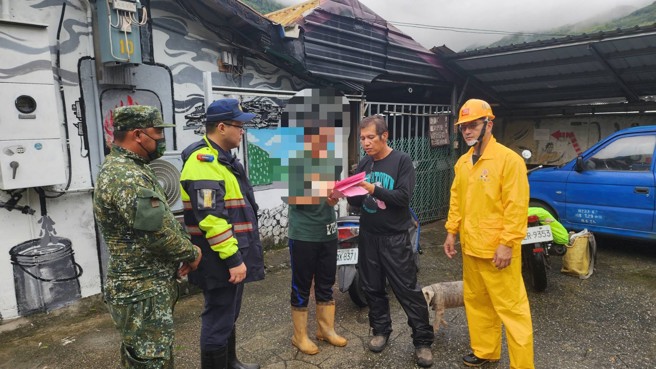 吉安分局不敢大意，11日清晨接獲氣象署警報後，立即啟動防災機制，轄內池南、銅門及水源派出所員警全員出動，會同村長、村幹事深入山區部落，展開預防性撤離行動。（圖／簡銘柱翻攝）