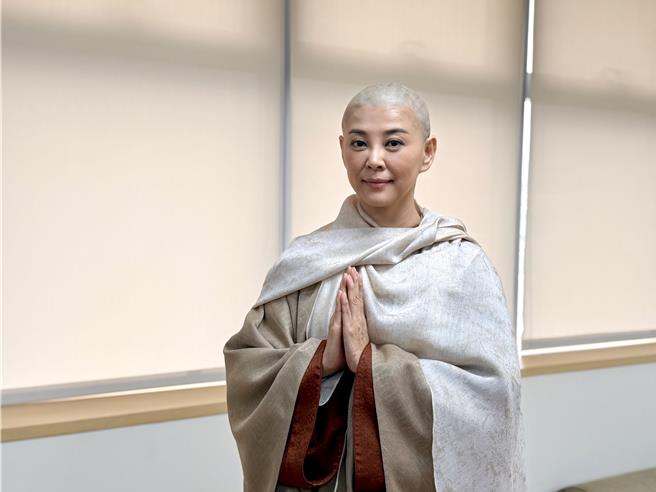 方馨为饰演出家人剃髮。（林淑娟摄）