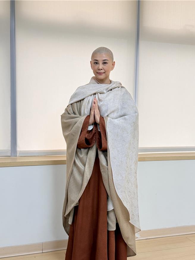 方馨为饰演出家人剃髮。（林淑娟摄）