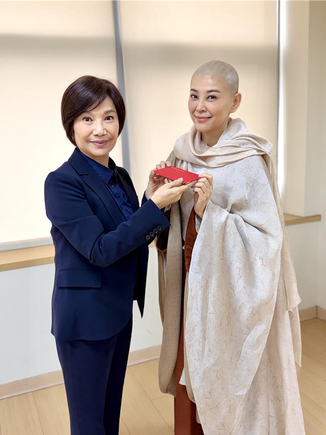 唐美云送红包给方馨。（林淑娟摄）