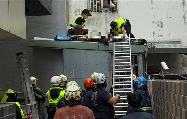 消防人員將國中女生救下送醫。（民眾提供）