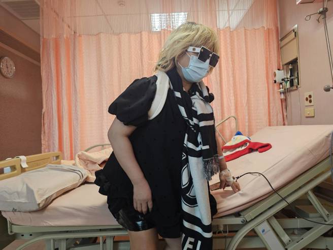 「激動姐」右邊7根肋骨全斷，傷勢情況嚴重。(照片/讀者提供)