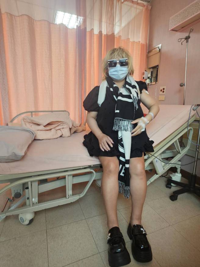 「激動姐」說媽祖有庇佑，騎車自摔完全沒有皮肉傷。(照片/讀者提供)