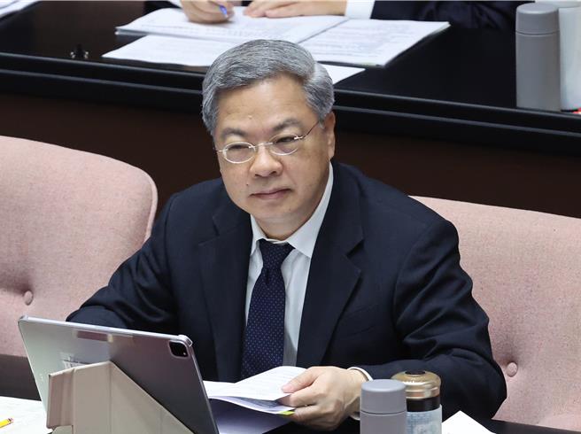 中油三接防波堤工程遭爆浮報百億經費，經濟部長龔明鑫11日下午出席公開活動時，否認兩次招標金額有不同，但強調如有新事證，政風單位也會重啟調查。圖為上午他在立法院備詢狀況。（姚志平攝)