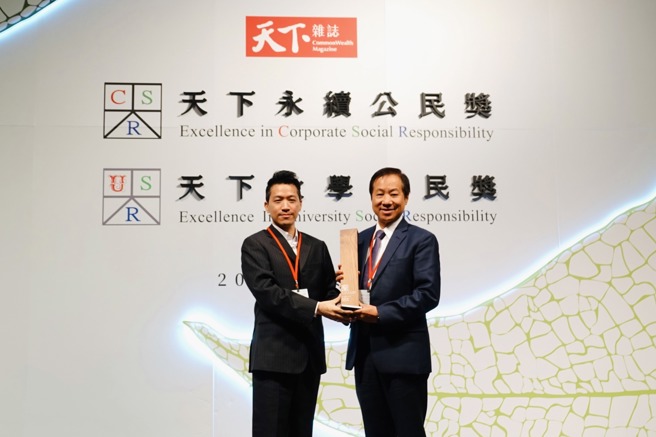 東海大學再度榮獲《天下大學公民獎》私立大學第一名，校長張國恩(右)自頒獎人總統府副秘書長何志偉(左)手中接過獎牌。(東海大學提供)