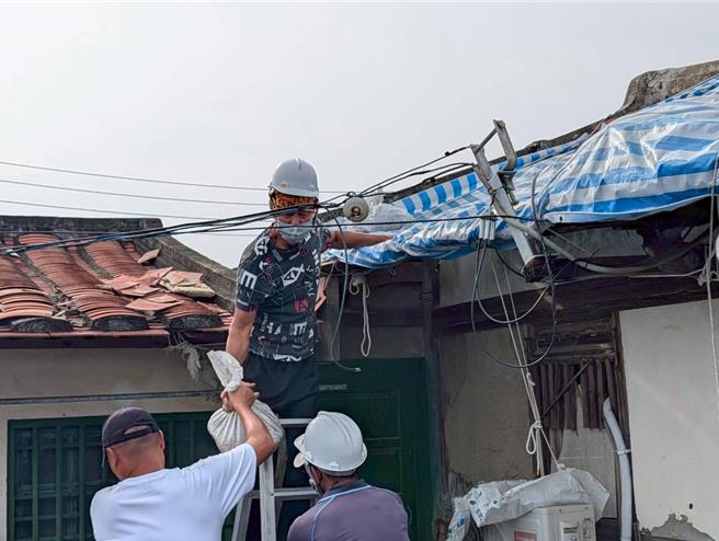 各區公所加強確認受災戶帆布固定。(台南市政府提供／曹婷婷台南傳真)