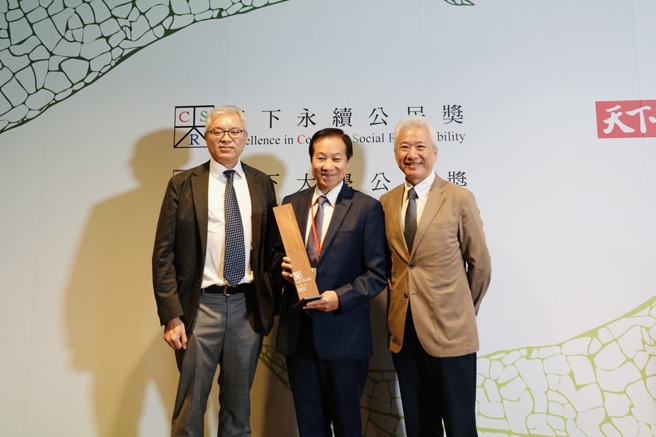 東海將持續以教育的良善力量，推動永續、實踐共好。圖為東海副校長劉正(右)、永續處處長陳鶴文(左)一同出席頒獎典禮。(東海大學提供)