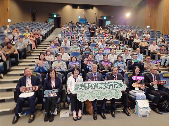 經濟部因應美國對等關稅帶來產業衝擊，舉辦5場「出口供應鏈支持措施聯合說明會」，首場次今（11）日於高雄登場，產業發展署副署長鄒宇新說明，支持措施包含金融協助、研發補助、出口拓銷、就業安定等四大面向。（任義宇攝）