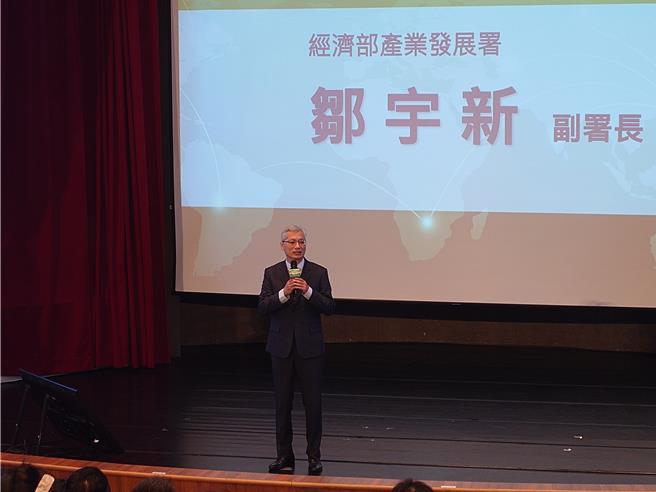 經濟部因應美國對等關稅帶來產業衝擊，舉辦5場「出口供應鏈支持措施聯合說明會」，首場次今（11）日於高雄登場，產業發展署副署長鄒宇新說明，支持措施包含金融協助、研發補助、出口拓銷、就業安定等四大面向。（任義宇攝）