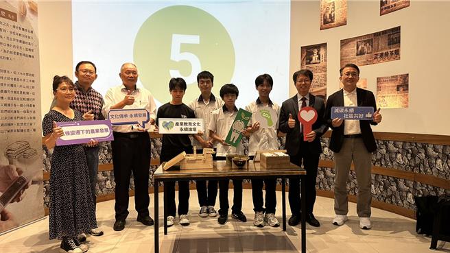 大甲高中携手「大呷麵本家」展开深度产学合作，11日举办「产业教育文化永续论坛」发表成果，展现学生创意与地方产业结合的能量。（大甲高中提供）