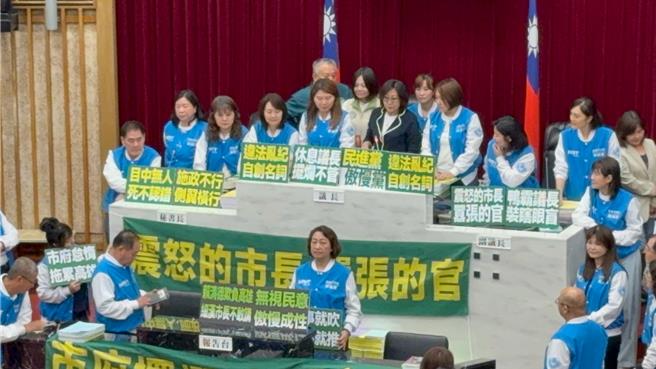 高市議會今（11）日原定進行115年度總預算案交付議程，最終吵吵鬧鬧一天，直到傍晚才宣布散會。（柯宗緯攝）