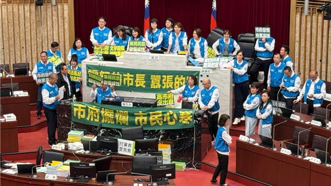 高市議會今（11）日原定進行115年度總預算案交付議程，最終吵吵鬧鬧一天，直到傍晚才宣布散會。（柯宗緯攝）