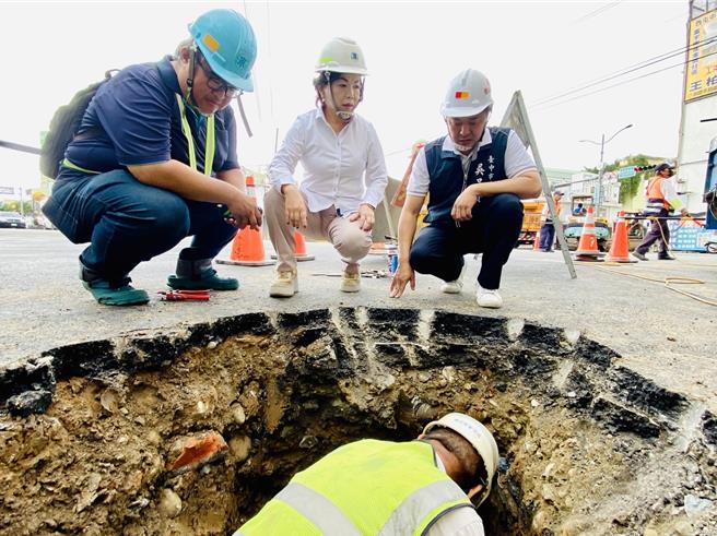 楊瓊瓔到場關心。（楊瓊瓔服務處提供／李京昇台中傳真）