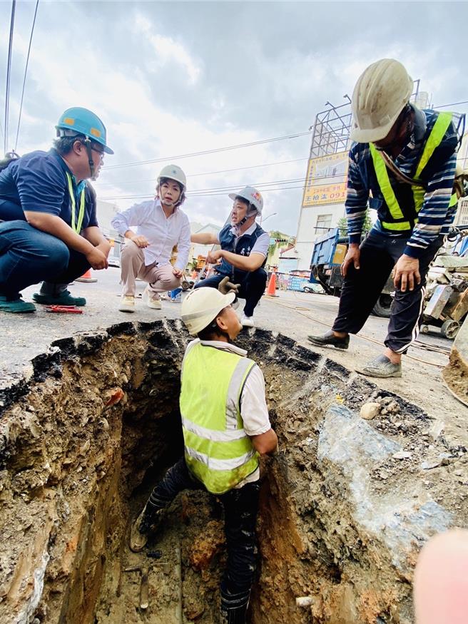 楊瓊瓔要求台水公司盡快改善。（楊瓊瓔服務處提供／李京昇台中傳真）