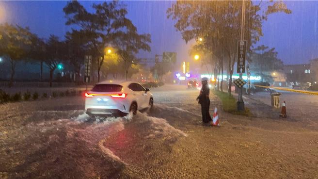 宜兰县今（11）日雨势骤强，豪雨持续轰炸，县内多处地区传出淹水、土石流与交通封闭灾情。（民眾提供／吴佩蓉宜兰传真）