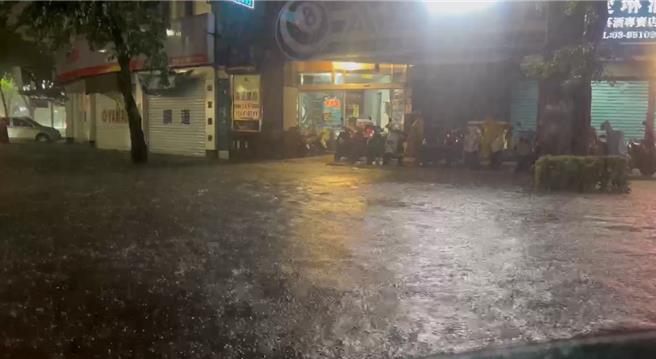 内多处地区传出淹水、土石流与交通封闭灾情。（民眾提供／吴佩蓉宜兰传真）