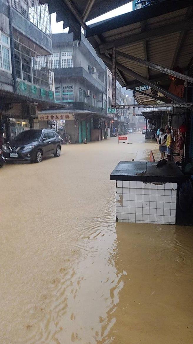 内多处地区传出淹水、土石流与交通封闭灾情。（民眾提供／吴佩蓉宜兰传真）