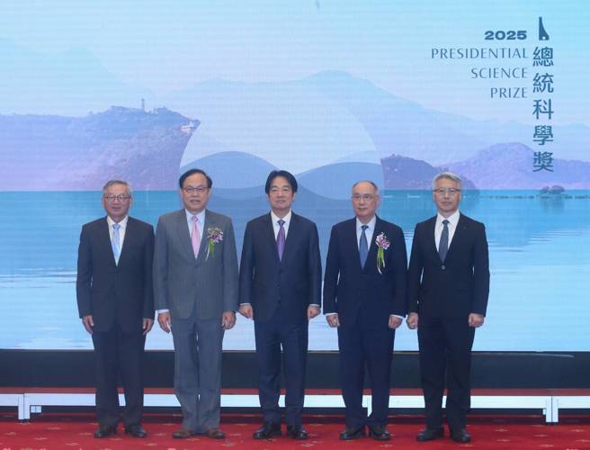 賴清德總統（中）11日出席在總統府舉行的「2025年總統科學獎」頒獎典禮，和擔任總統科學獎召集人的中研院院長廖俊智（右）以及得獎的「生命科學組」中研院院士梁賡義（右二）、「工程科學組」中研院院士葉均蔚（左二）合影留念。（趙雙傑攝）