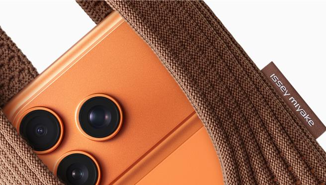 iPhone Pocket 由 ISSEY MIYAKE 和 Apple 攜手打造，將於 11 月 14 日 (星期五) 起於部分 Apple 零售店供貨。（圖／Apple）