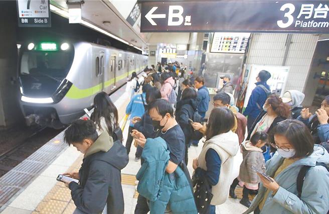 台鐵表示，受宜蘭地區持續強降雨影響，台鐵瑞芳=猴硐、蘇澳新=永樂間軌道路線淹水，東部幹線樹林=花蓮間對號列車自今日晚上6時30分起停駛。（本報資料照片）