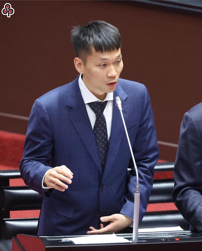 針對立委要求提高選手出國比賽膳食費補助，運動部長李洋11日在立法院表示會通盤檢討。（姚志平攝）