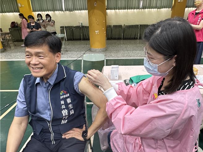 台中市卫生局长曾梓展（左）呼吁幼儿、65岁以上长者及慢性病患者速接种公费流感疫苗。（本报资料照片）