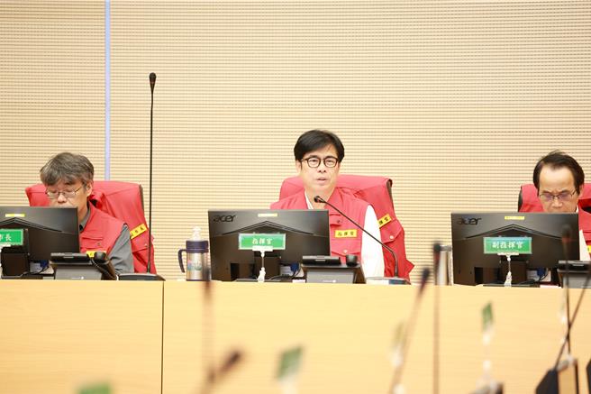 少見的11月怪颱直撲南部而來，高雄市將直面暴風圈，市長陳其邁宣布12日全市停止上班、停止上課。（高雄市府提供）