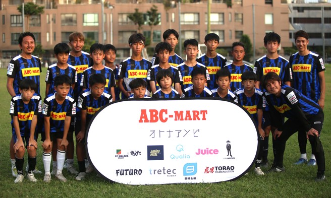 前日本國腳伊野波雅彥（後排右一）今年再度來台且主持家長敲碗的營養講座。（李弘斌攝）