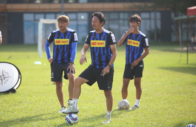 台中Futuro日籍後衛櫻內渚（左）連兩年舉辦ABC Mart足球青訓營，今年請到橋本英郎（中）加入教練團。（李弘斌攝）
