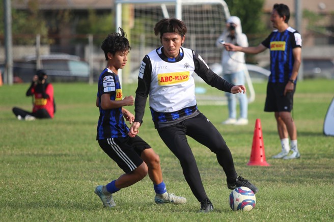 前日本國腳柏木陽介（中）親自下場與台灣小球員切磋，展現精湛腳法。（李弘斌攝）