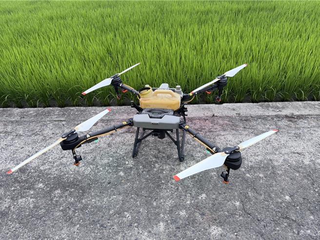 屏东县议员黄明贤在业务质询时指出，无人机喷药可减少农民职灾，但屏东使用的面积却减少中，认为县府推动成效不佳。（屏县府提供／谢佳潾屏东传真）