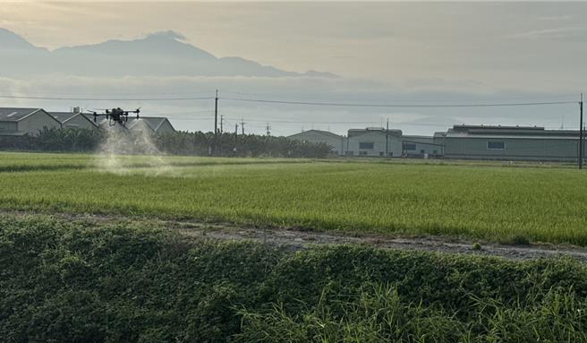屏东县议员黄明贤在业务质询时指出，无人机喷药可减少农民职灾，但屏东使用的面积却减少中，认为县府推动成效不佳。（屏县府提供／谢佳潾屏东传真）
