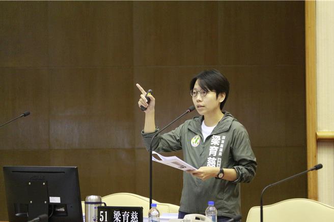 屏东县议员梁育慈在业务质询时指出，他县市相继推出智慧农业设施补助计画，却不见屏东有具体政策。（谢佳潾摄）