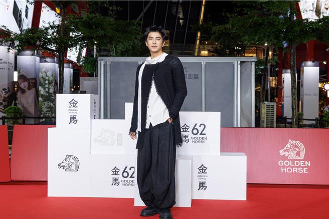 《如果我不曾見過太陽》主演曾敬驊出席金馬影展星光紅毯。（Netflix提供）