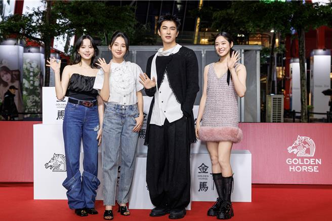 《如果我不曾見過太陽》演員程予希（左起）、李沐、曾敬驊、江齊出席金馬影展星光紅毯。（Netflix提供）