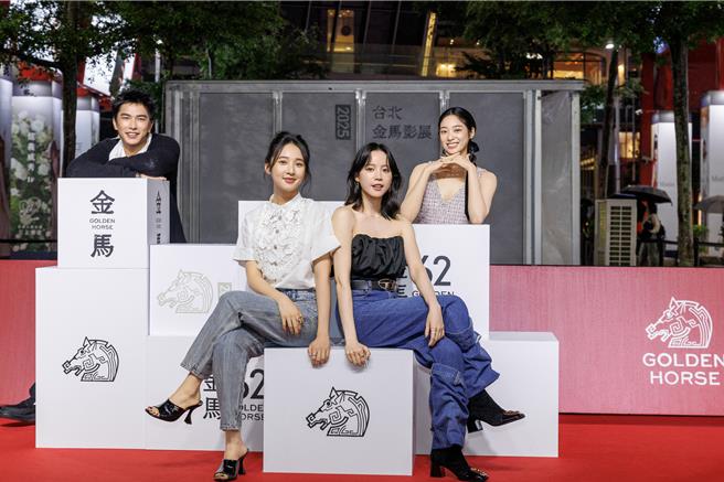 《如果我不曾見過太陽》演員曾敬驊（左起）、李沐、程予希與江齊出席金馬影展星光紅毯。（Netflix提供）