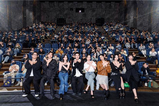 《如果我不曾見過太陽》金馬影展首映，由左而右編導簡奇峯、導演蔣繼正、程予希、曾敬驊、李沐、江齊、製作人麻怡婷與編劇林欣慧。（Netflix提供）