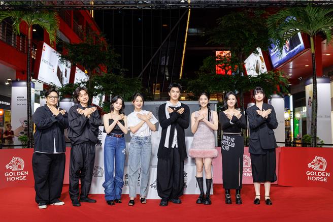 《如果我不曾見過太陽》團隊出席金馬影展星光紅毯，由左而右為編導簡奇峯、導演蔣繼正、程予希、李沐、曾敬驊、江齊、製作人麻怡婷與編劇林欣慧。（Netflix提供）