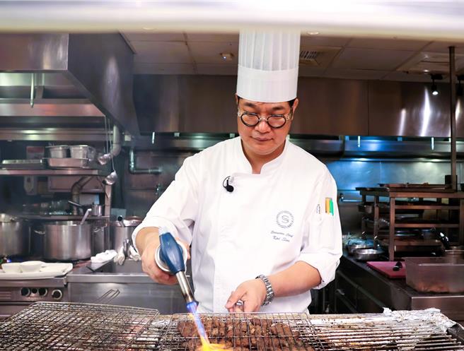 「十二廚」由韓國明星主廚孫榮(KAI)領軍，帶來松葉蟹、生猛海鮮、爐烤牛排等一系列韓國經典美饌吃到飽。(陳韻萍攝)