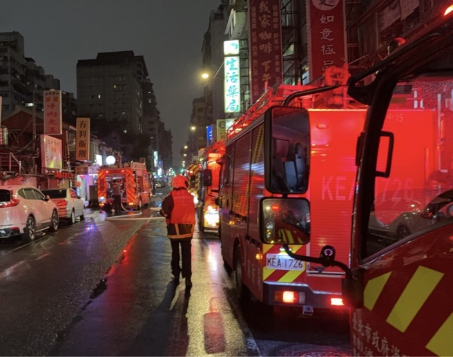 台北市万华区贵阳街二段114巷内一处老旧公寓，11日晚间7时45分突然传出火警。（图／简铭柱翻摄）